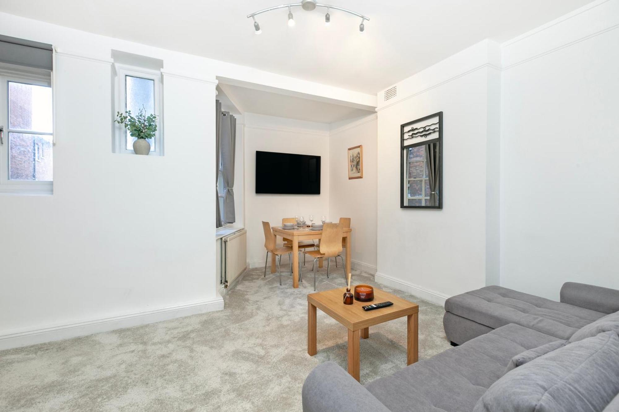 Beautiful 3 Bedroom Flat In Scott Ellis Gardens Apartment