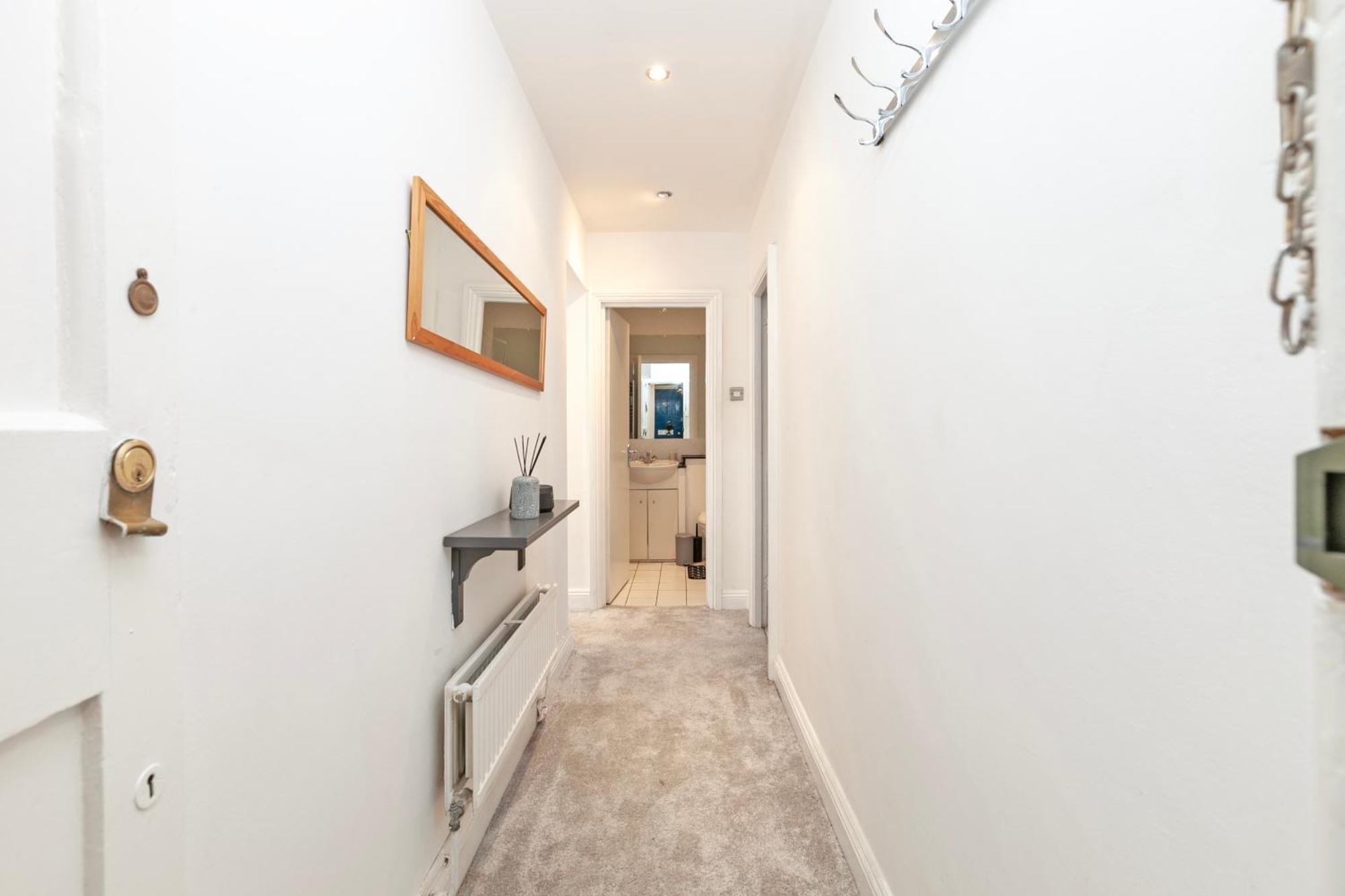 Beautiful 3 Bedroom Flat In Scott Ellis Gardens Apartment London